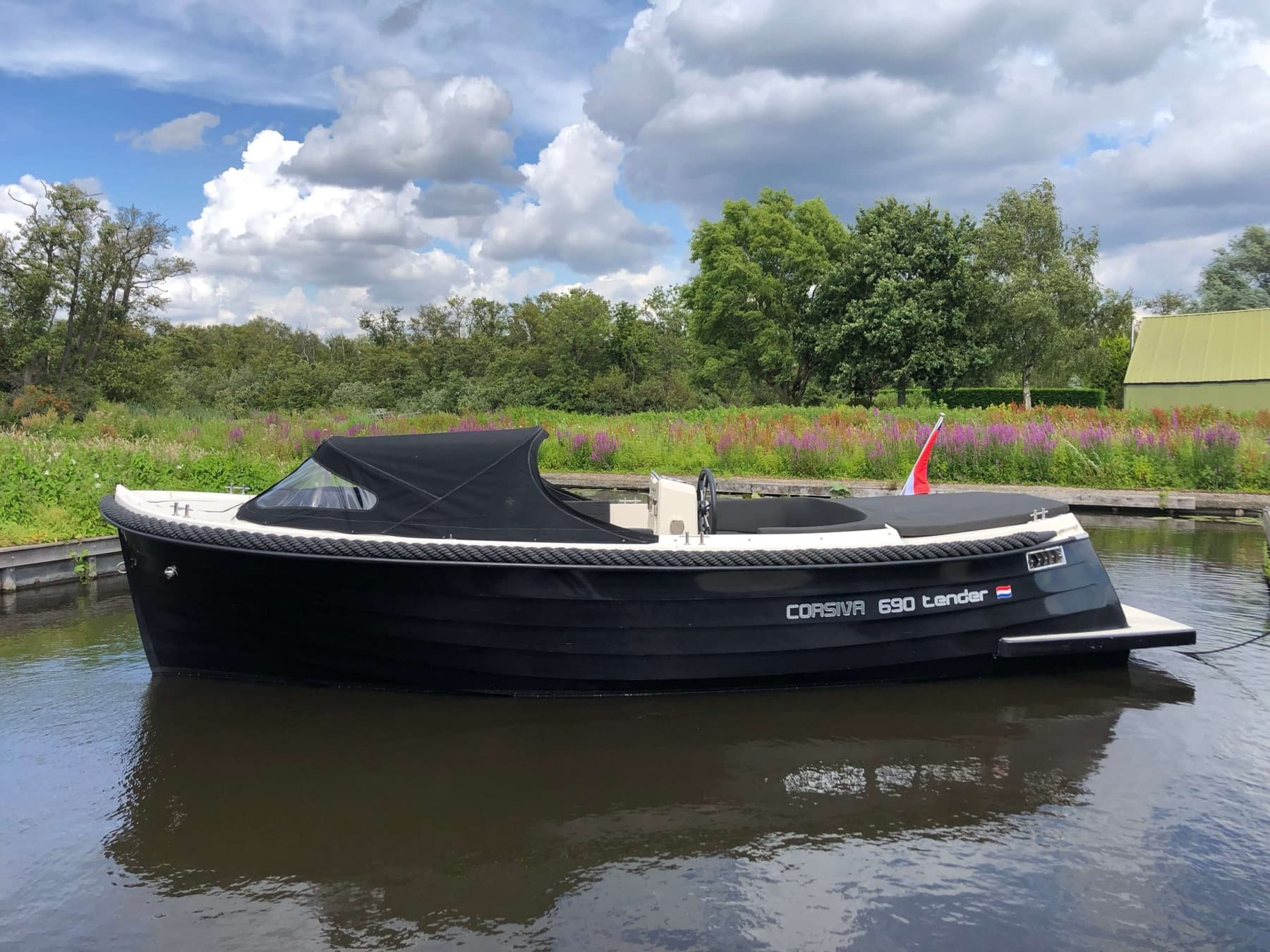 De zwarte Corsiva 690 Tender afgemeerd aan de steiger