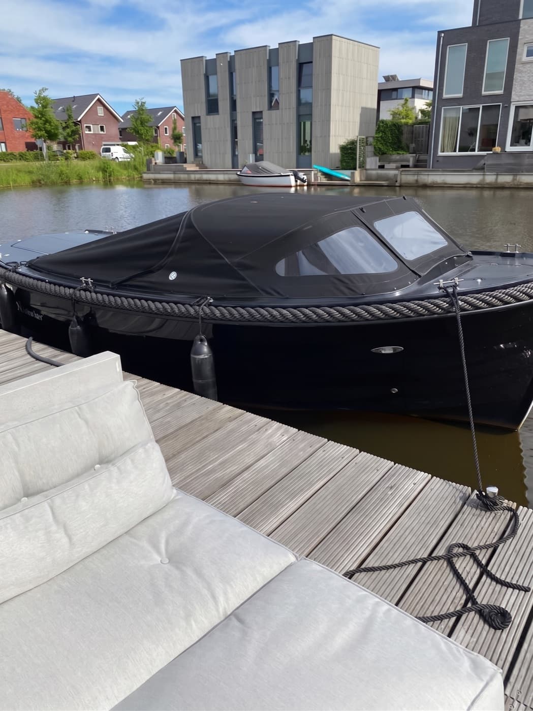 Het ligbed op de steiger naast de afgemeerde Corsiva 690 Tender
